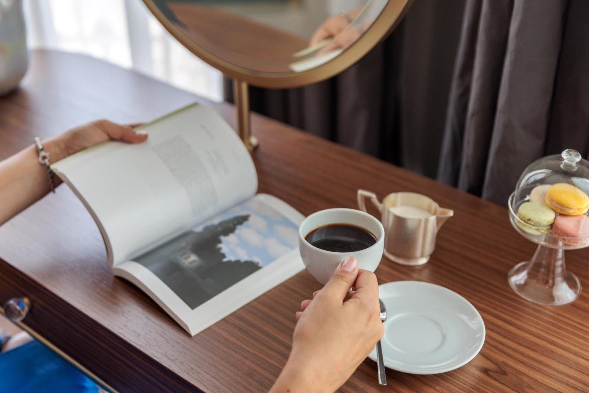 Hotel Gabrielli Venezia - Starhotels Collezione Rom bilde A woman reading a book while drinking coffee