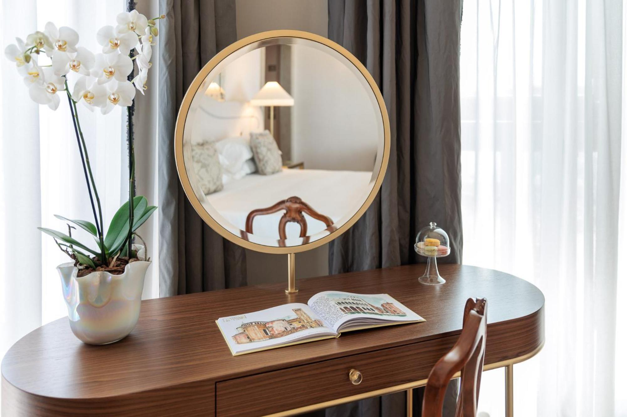 Hotel Gabrielli Venezia - Starhotels Collezione Rom bilde A dressing table with a mirror