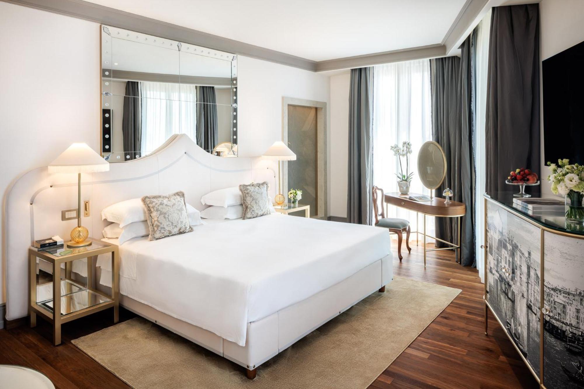 Hotel Gabrielli Venezia - Starhotels Collezione Eksteriør bilde A bedroom at the Mandarin Oriental, Munich