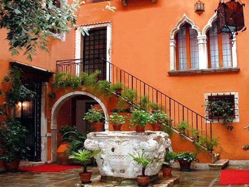 Hotel Gabrielli Venezia - Starhotels Collezione Eksteriør bilde The courtyard of the hotel