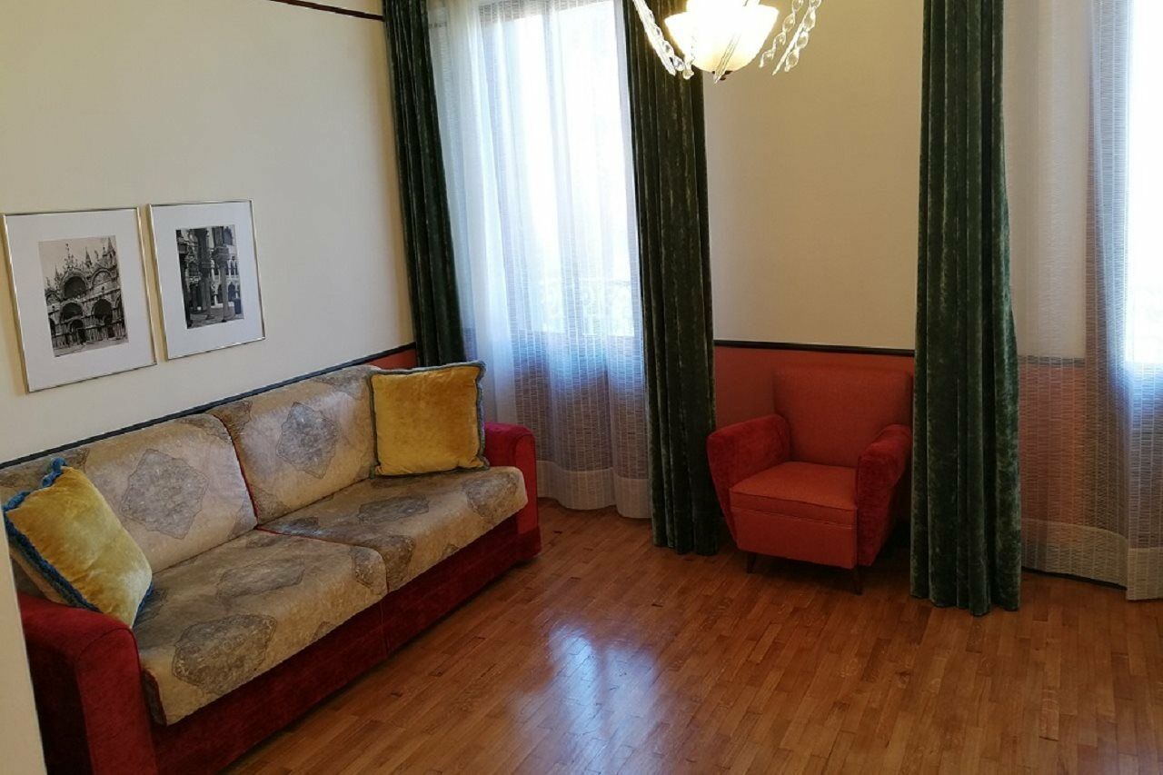 Hotel Gabrielli Venezia - Starhotels Collezione Eksteriør bilde A living room in a typical apartment