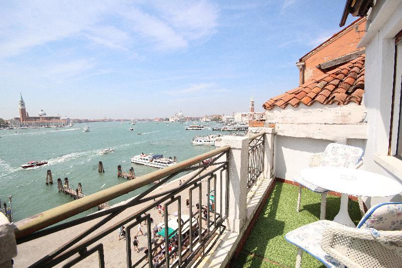 Hotel Gabrielli Venezia - Starhotels Collezione Eksteriør bilde View of the Grand Canal from the hotel
