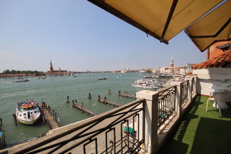 Hotel Gabrielli Venezia - Starhotels Collezione Eksteriør bilde View of the Grand Canal from the hotel